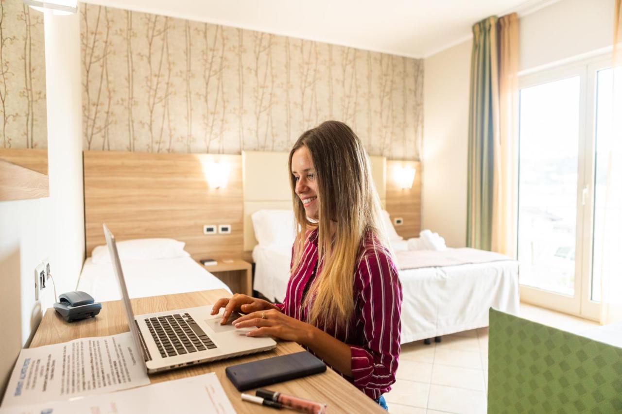 Hotel Prestige Montesilvano Marina Екстериор снимка