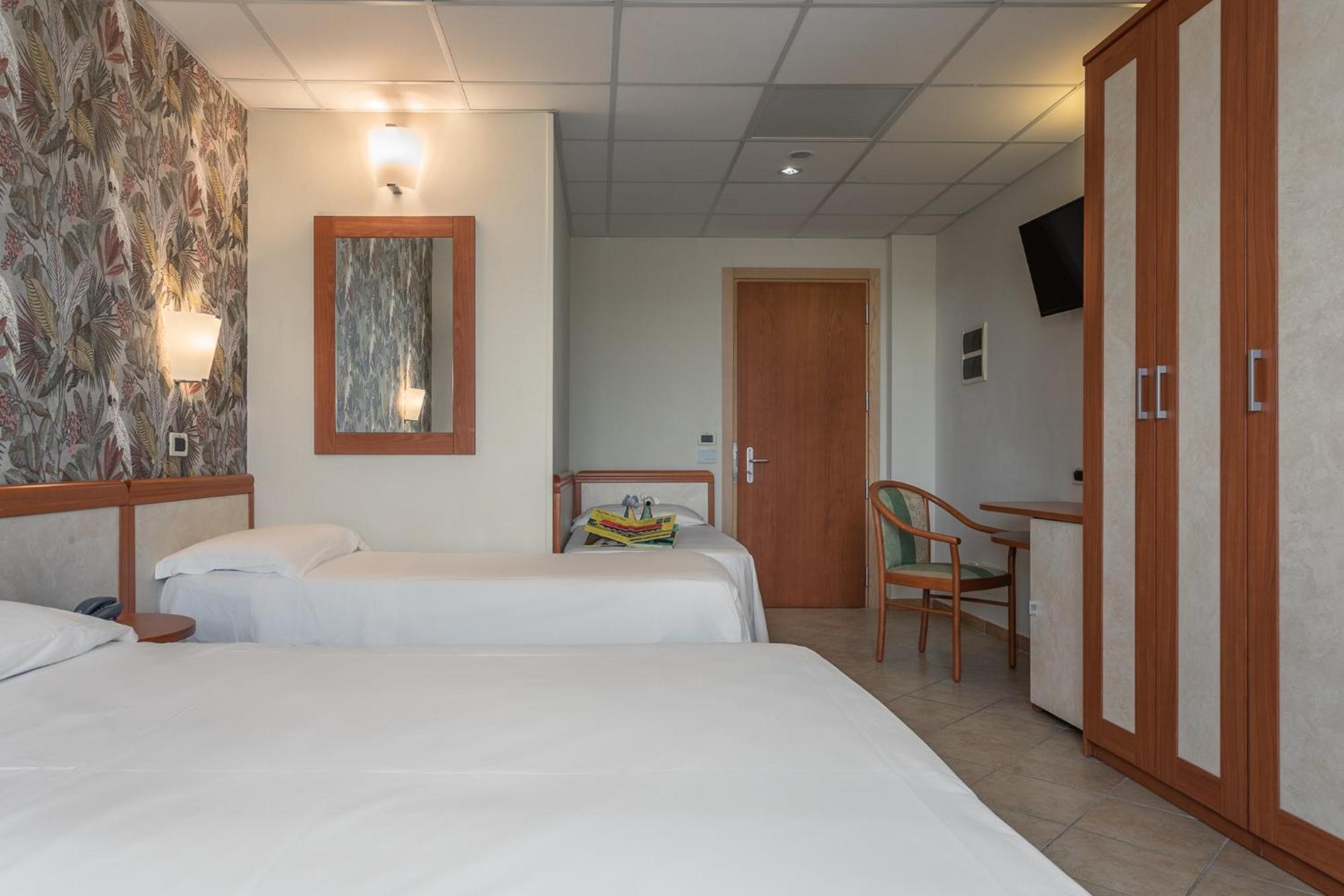 Hotel Prestige Montesilvano Marina Екстериор снимка