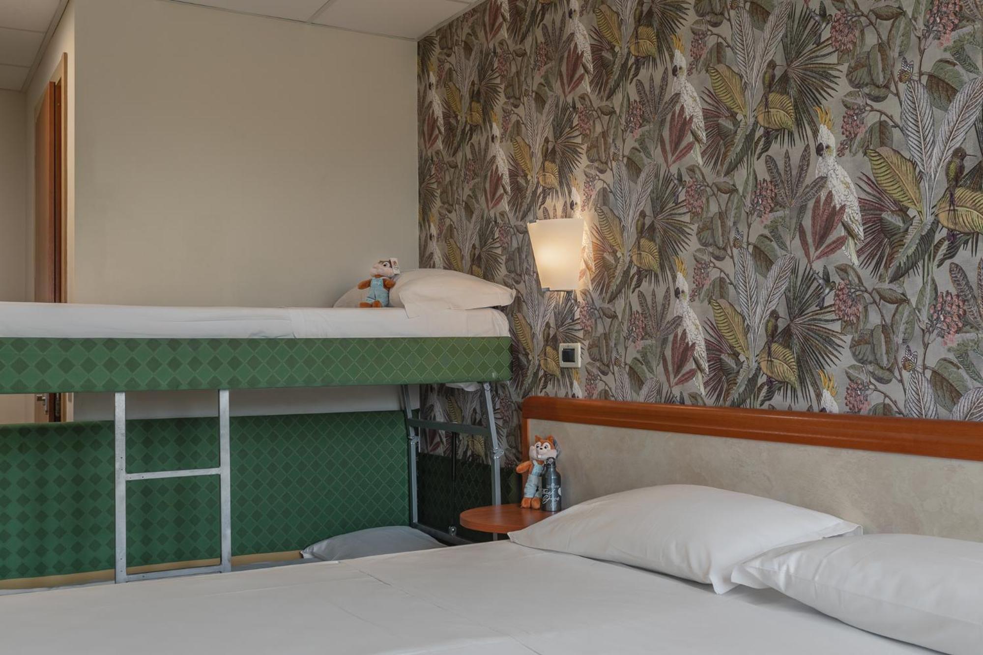 Hotel Prestige Montesilvano Marina Екстериор снимка