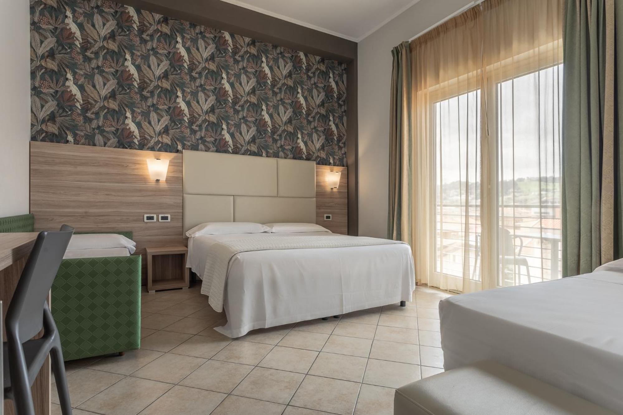 Hotel Prestige Montesilvano Marina Екстериор снимка