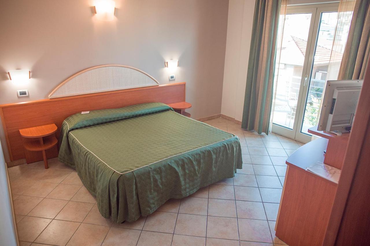 Hotel Prestige Montesilvano Marina Екстериор снимка